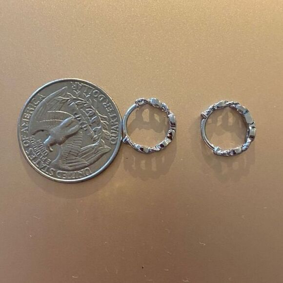 The Mini Chain Hoop dainty 925 silver huggie, hoop earrings. - Picture 7 of 10